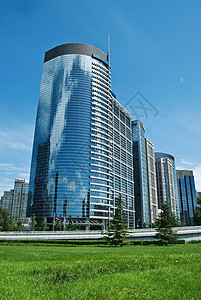 商业建筑现代化市中心蓝天建筑学商圈玻璃墙白云玻璃钢建筑物路灯图片
