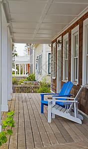 两张阿迪隆达克椅子座位蓝色甲板建筑木头露台棕色房子白色国家图片