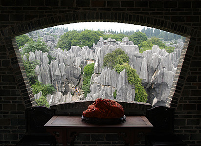 中国的石林国家公园中国石头运动游客农村旅游钟乳石岩石假期森林国家图片