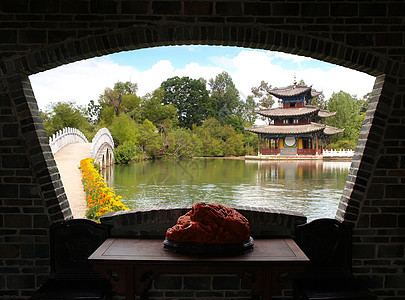 中国利江的风景公园框架公园寺庙旅游传统农场灯笼溪流反射游客图片