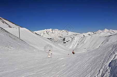 滑雪斜坡滑雪者天空升降椅假期蓝色滑雪场图片