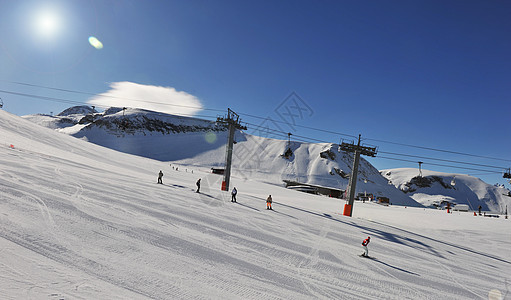滑雪斜坡假期滑雪场太阳天空蓝色滑雪者升降椅图片
