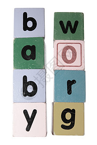 在玩具中成长的婴儿玩区块字母 在白色上剪切路径图片
