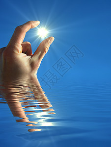 手捧太阳天空反射晴天手指天堂海浪生态射线自由活力图片