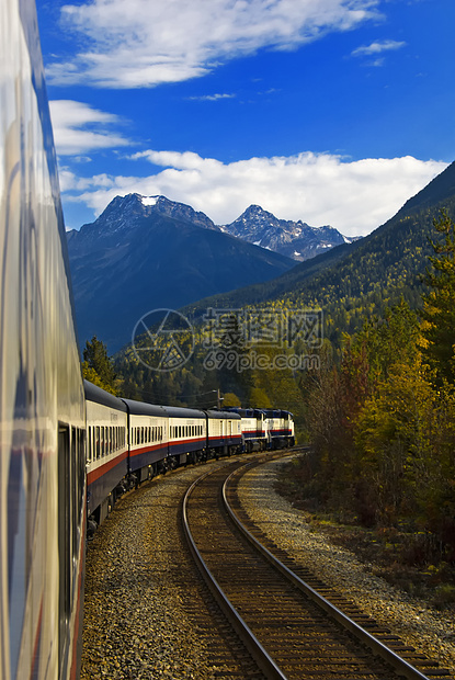 洛基斯火车旅行曲目天空山脉旅游观光树木风景运输图片