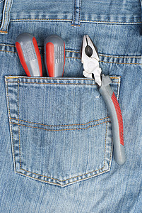 牛仔裤口袋里有两个螺丝刀和钳子图片