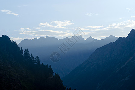 山里的阳光背景图片