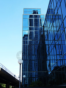 镜镜反射蓝色材料玻璃建筑建筑学背景图片