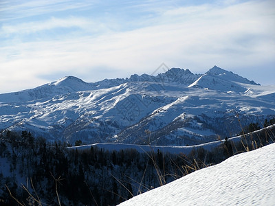 主要高加索山脊高山全景雪峰木头山丘植物群天空距离文件旅行图片