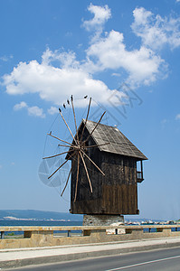 保加利亚公路路边的旧风力磨机图片