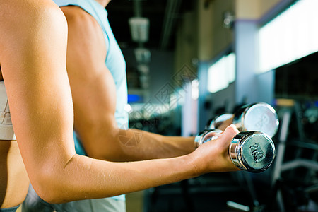 使用哑铃培训运动员运动权重训练成人身体男人锻炼竞争对手力量图片