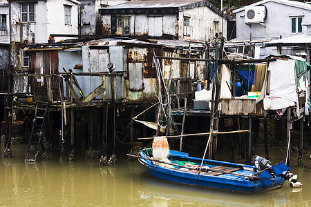 Tai O 香港一个小渔村建筑窝棚宗教木头村庄天空蓝色住宅建筑学宝塔背景图片