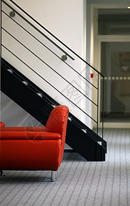 红沙发座位灰色皮革奢华楼梯家具栏杆房间地面红色图片