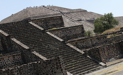 墨西哥Teotihuacan金字塔太阳文化石头游客考古学脚步牙裔城市月亮图片