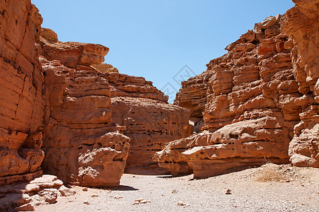 以色列红峡谷风湿的红色岩石荒漠景观图片