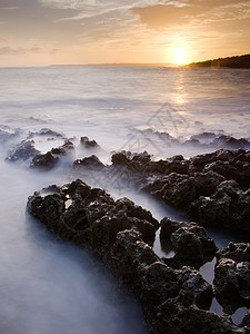 珊瑚礁海岸线的日落海浪日出岩石天堂海景珊瑚游客海洋风景沿海图片