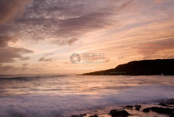 珊瑚礁海岸线的日落太阳天空海景日出蓝色海洋旅游热带海岸假期图片