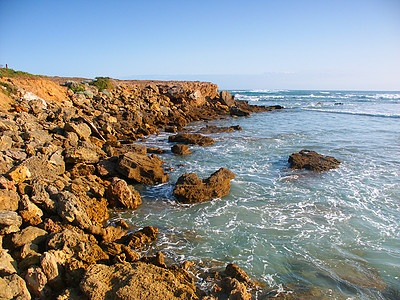 澳大利亚维多利亚州落基海岸地区盎司潮汐支撑栖息地岩石海岸线悬崖图片