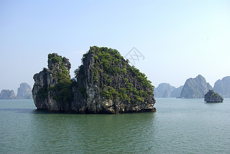 哈隆湾的大石头图片