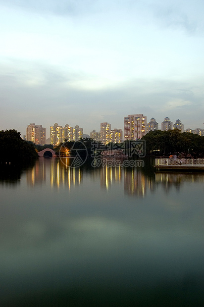 夜间在湖边公园反射建筑物树木池塘夜景发光亭子图片