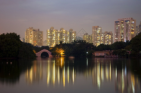 夜间在湖边公园夜景池塘发光反射建筑物亭子树木图片