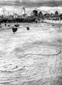 草原和大城市地标住房财产旅行构造住宅摩天大楼全景场景建筑学图片