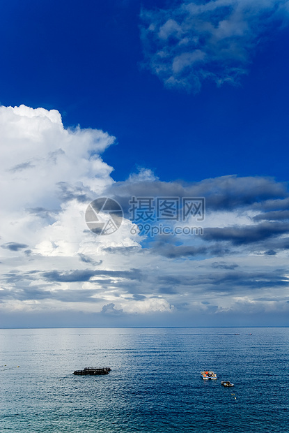 渔船在海上捕鱼自然太阳港口平衡镜子蓝色海洋运输海岸线支撑图片