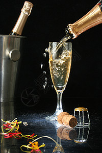 给香槟吹笛子纪念日婚礼生日金子饮料乐趣玻璃酒杯周年瓶子图片
