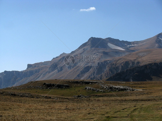 主要高加索山脊一条路线植物群高山旅游岩石天空背景旅行山丘风景图片