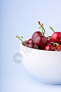 樱桃红色食物白色采摘背景图片