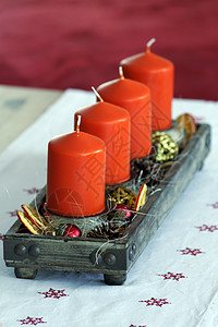 圣诞节装饰木头花圈桌子蜡烛时候手工业灯芯背景图片