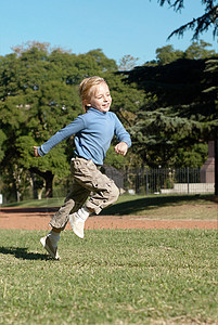 男孩跑在公园里图片