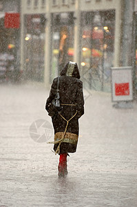 女人在雨中孤独城市外套淋浴风暴成人街道薄雾天气图片
