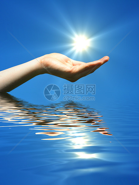 手捧太阳海浪天堂天空蓝色晴天生态活力力量自由温泉图片