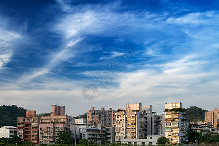 和蓝色的天公园公寓房子街道构造市中心天空摩天大楼住宅草原图片