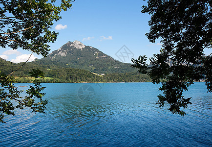 奥地利萨尔兹卡默古特阿尔卑斯山湖和山脉图片