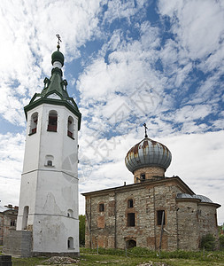 教堂的废墟和白色钟房图片
