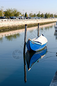 河中的船只航行绳索池塘帆船反射码头生态钓鱼血管桅杆图片