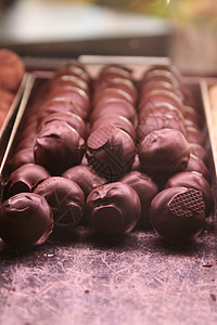 巧克力糖果托盘棕色背景图片