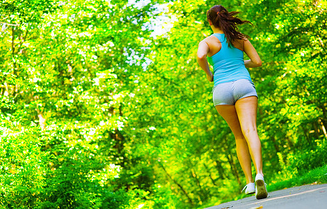 青年妇女户外健身训练树木慢跑行动成人跑步活动女性娱乐火车图片