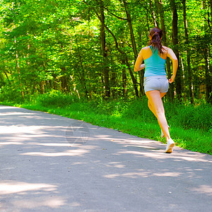 青年妇女户外健身慢跑女孩活动慢跑者成人行动运动员身体赛跑者福利图片