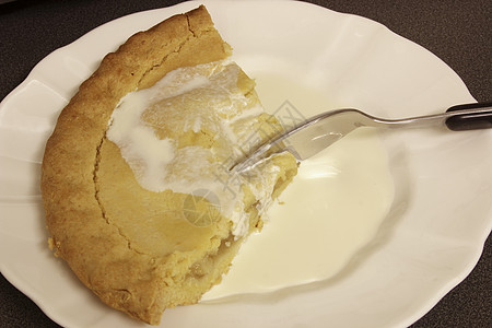 苹果和奶油糖果甜点服务咖啡店盘子蛋糕餐厅勺子面包茶点图片