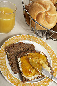 早餐黄色晴天食物桌子橙子杯子水果果汁面包营养图片