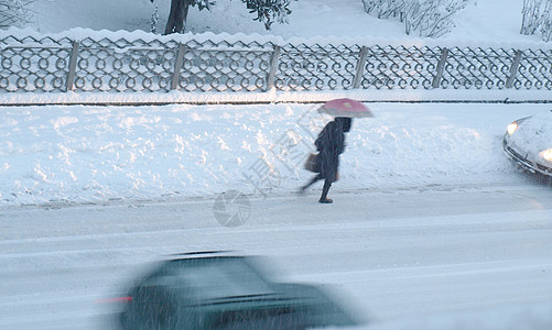 雪中女孩季节性女士运动天气白色街道图片