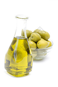 一瓶含橄榄的橄榄油图片