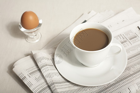 早餐桌子白色饮料杯子商业报纸玻璃咖啡店咖啡工作图片