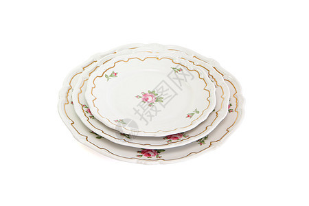 堆叠的三个白色餐盘和碟子 上面有鲜花和波浪形边缘 被隔离图片