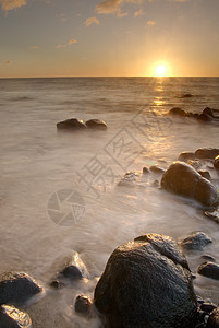 珊瑚礁海岸线的日落晴天沿海海浪海洋太阳石头假期日出天堂支撑图片