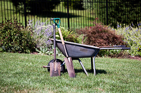 轮轴和黑桃大车花坛绿色灰色工作工具院子公园独轮车园艺图片