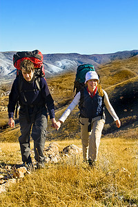 两个徒步者爬上山顶冒险石头成人晴天运动女性远足天空小路旅行图片